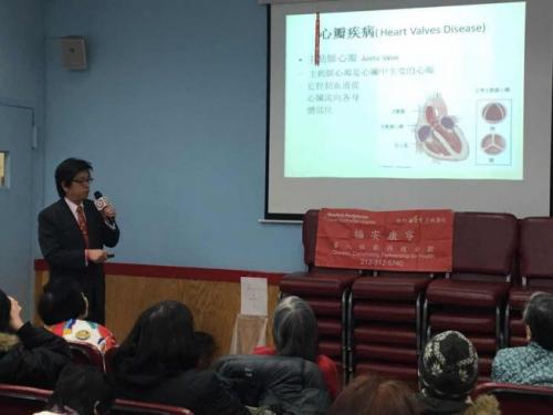 中国侨网陈建乐在曼哈坦华埠中华公所举办“心脏健康”专题健康讲座，为民众介绍和解释各类心血管疾病。(美国《世界日报》/胡仲捷 摄)