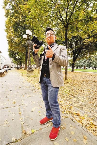 中国侨网龚华强在意大利街头摄影。