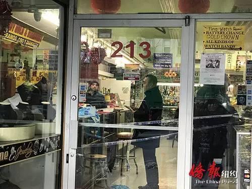 中国侨网位于华埠坚尼路213号的珠宝店于被盗,图为被盗珠宝店外拉起警戒线。(美国《侨报》/陈辰 摄)