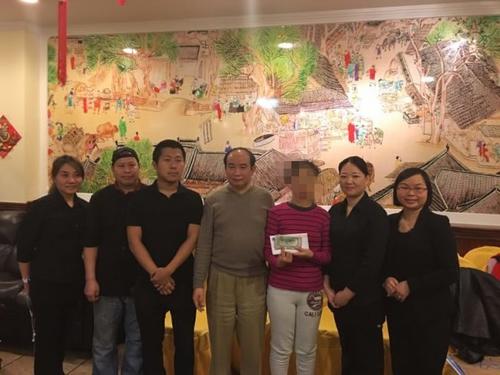 中国侨网中国姑娘(右三)在美流浪数月,后受中餐馆老板柳奇(右四)、假日酒店老板谢新坦帮助,在店内免费吃住,并受到员工照顾。(美国《世界日报》)