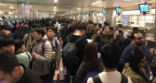 中国侨网洛杉矶国际机场工作人员表示，持F1学生签证的入境者一直是海关严查的对象。（美国《世界日报》资料图）