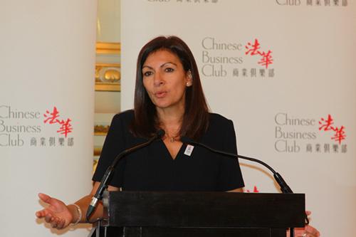 中国侨网巴黎市长伊达尔戈在巴黎参加法华商业俱乐部午餐会时讲话。（法国《欧洲时报》/张新 摄）