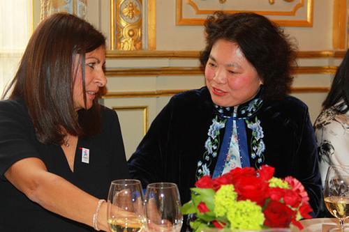 中国侨网巴黎市长伊达尔戈与中国驻法使馆经商处高元元公参交谈。（法国《欧洲时报》/张新 摄）