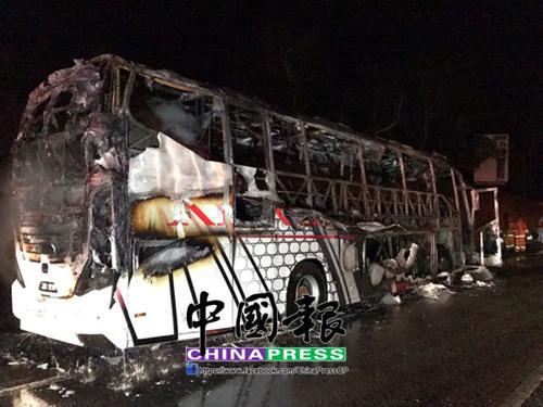 中国侨网双层巴士行驶时因撞上翻覆在路中央的摩托而起火燃烧，火势瞬间将长巴烧毁。（马来西亚《中国报》）