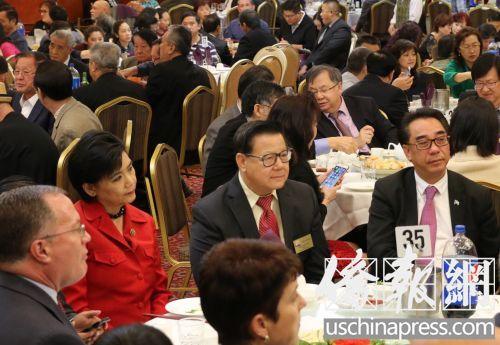 中国侨网廖钦和(中)在造势活动中和国会众议员赵美心(前左二)坐在一起。(美国《侨报》/高睿摄)