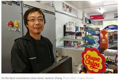 中国侨网受影响的On The Spot便利店华人店主Jackson Zhang。(新西兰天维网图片)