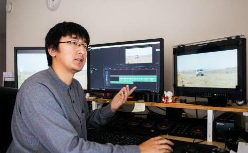 中国侨网工作中的夏亮。(美国《侨报》/夏亮供图)