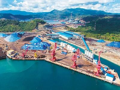 中国侨网图为位于印度尼西亚中苏拉威西省的青山工业园自备码头，该工业园是“一带一路”倡议落地印尼的重点项目。新华社记者 杜宇摄 