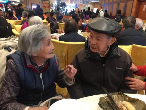 中国侨网没有童话般的爱情故事,生活也没有激情,可伍启(右)和胡爱琼(左)的幸福人生,羡煞旁人。(记者黄伊奕/摄影)