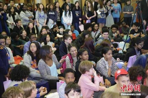 中国侨网资料图:当地时间2016年5月6日,来自美东地区10所中小学的200多名中小学生、教师、家长等来到中国驻纽约总领事馆,参加“感知中国-美国中小学生走进总领馆”活动。 中新社记者 廖攀 摄