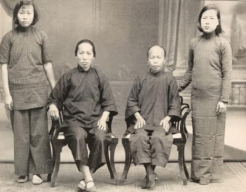 中国侨网1930年代，蔡和大(图右)与堂姊Ellen Toy(左一)要从中国重返美前，与亲人合影，她们的穿着，与当时在美华人没有太大差别。(美国《世界日报》)
