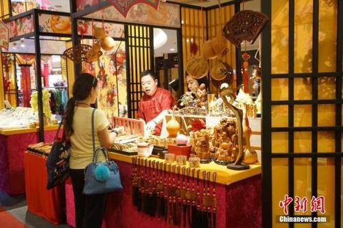 中国侨网2017年1月12日,马来西亚首都吉隆坡一商场内,具有中国元素的装饰喜迎华人传统新年。(中新社资料图 赵胜玉 摄)