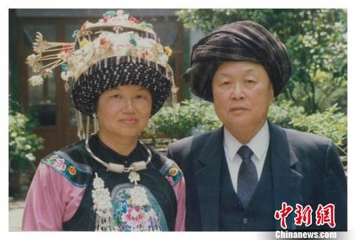 中国侨网谭德森夫妇身着湘西民族服装合影。　受访者提供　摄