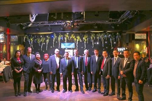 中国侨网蔡垂彪与部分法国政界及侨界代表在活动现场。(法国《欧洲时报》/孔帆 摄)