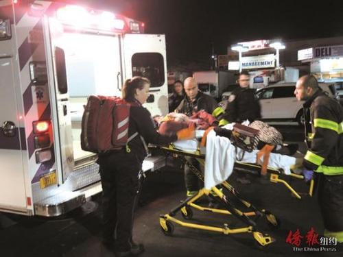 中国侨网24日晚布鲁克林八大道有一名华妇因从路中穿马路而被撞受伤。（美国《侨报》/崔国萁 摄）