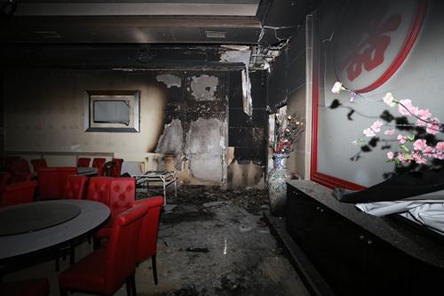 中国侨网火灾后的酒店内部。（法国《欧洲时报》/黄冠杰 摄）