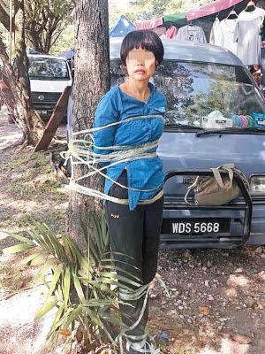 中国侨网内地嫌疑女子遭民众绑在树上。（香港《东方日报》网站）