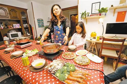 中国侨网向希和女儿在家中制作美食