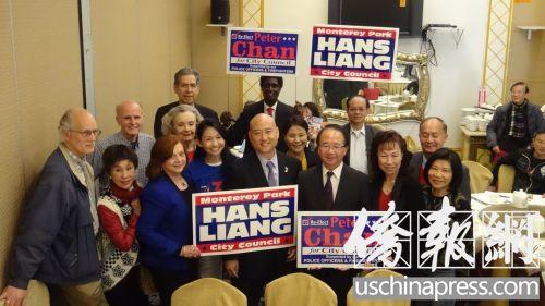 中国侨网梁侨汉和陈赞新在竞选造势活动中和支持者们一起合影。(美国《侨报/高睿 摄)