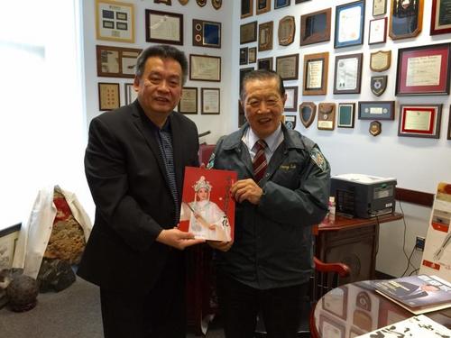 中国侨网李昌钰博士(右)接受冰凌赠送的《中华传统文化》杂志。(李陈睿 摄)