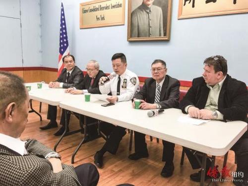 中国侨网3月份五分局警民会议3月1日在中华公所举行，局长吴铭恒报告了2月份华埠的治安情况。（美国《侨报》/叶永康 摄）