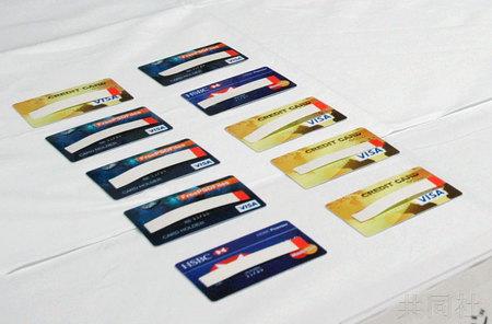中国侨网3月2日，东京警视厅高岛平警署内展示了使用智能手机APP伪造的信用卡。（日本共同社）