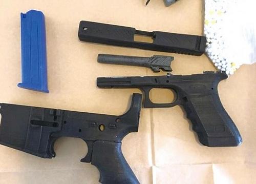 中国侨网警察在华裔青年家用搜获的3D打印制造手枪。(香港《星岛日报》图片)