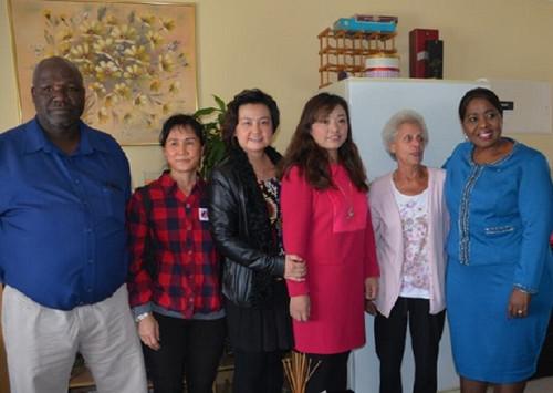 中国侨网2016年5月,全非洲华人妇女联合总会走访约堡养老院,与老人们品茶联谊并送去冬季御寒物品和食物。(《非洲时报》资料图)