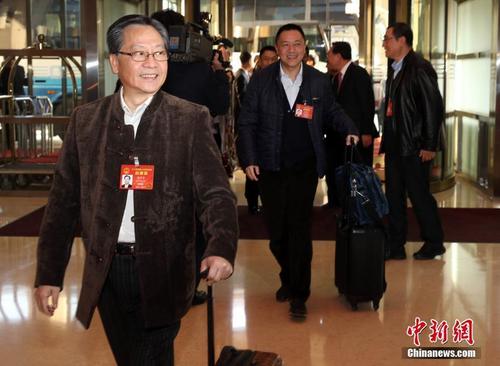 中国侨网3月2日，参加十二届全国人大五次会议的澳门代表团抵达北京。中新社记者 杨可佳 摄