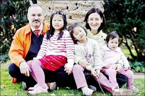 中国侨网图为加泰一对夫妇和收养的三个中国孩子。(西班牙《欧华报》)