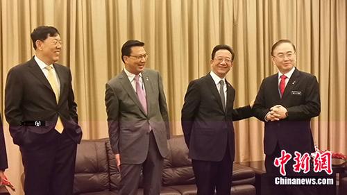 中国侨网资料图：中国驻马大使黄惠康（右2）、马华公会廖中莱（右3）、中联部部长助理李军（右4）在大会前交谈甚欢，预祝对话会成功举行。 中新社记者 赵胜玉 摄