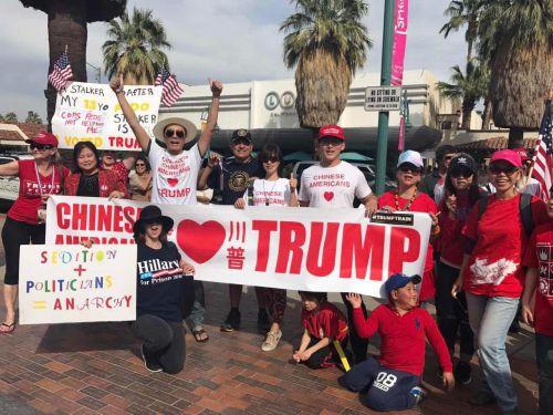 中国侨网华人支持特朗普游行合影。(美国《侨报》/聂达 摄)
