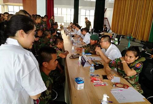 中国侨网中国人民解放军第十二批援柬医疗队投入义诊活动。（柬埔寨《星洲日报》）