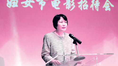 中国侨网王新霞参赞代表使馆向广大旅法妇女侨胞致以节日问候。(法国《欧洲时报》/张新 摄)