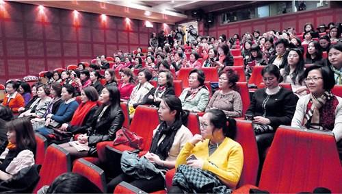 中国侨网电影招待会现场人气旺。(法国《欧洲时报》/张新 摄)