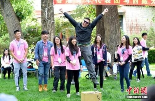 中国侨网资料图 包括香港浸会大学、香港中文大学学生在内的33名青少年及工作人员组成的香港青年代表团乘火车抵达拉萨，在西藏开展为期6天的交流活动。李林 摄