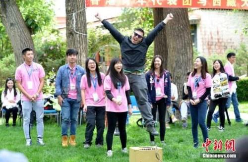 中国侨网资料图 包括香港浸会大学、香港中文大学学生在内的33名青少年及工作人员组成的香港青年代表团乘火车抵达拉萨,在西藏开展为期6天的交流活动。李林 摄