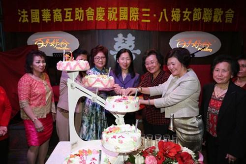 中国侨网陆青江、江秀文、潘笑黎以及各侨团代表共切节日蛋糕。(法国《欧洲时报》/黄冠杰 摄)