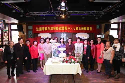 中国侨网陆青江、江秀文与旅法社团妇女代表及会长团姐妹们合影。(法国《欧洲时报》/黄冠杰 摄)