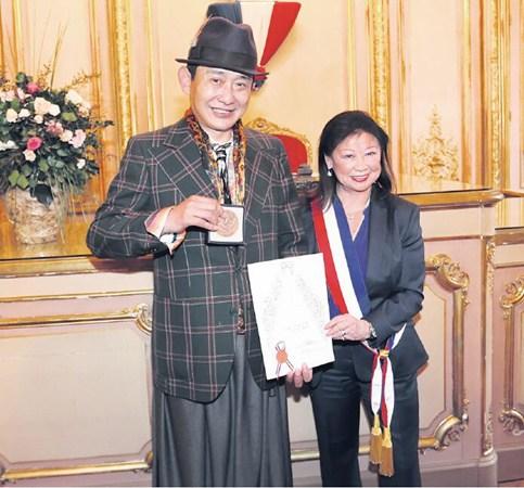 中国侨网多特塞尔区长授予宋冬巴黎八区荣誉市民证书及市府奖章。（法国《欧洲时报》/黄冠杰 摄）