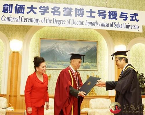 中国侨网图为陈永栽博士(中)与太太陈邱淑敏(左),从创价大学校长马场善久手中接过名誉博士学位。(菲龙网)