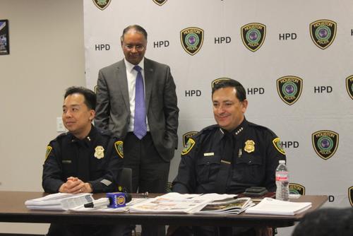 中国侨网休斯敦警察局举行亚裔媒体座谈会,局长阿塞维多(右一)透露,华裔警官Henry Gaw(左一)即将接任副局长。(美国《世界日报》/郭宗岳 摄)