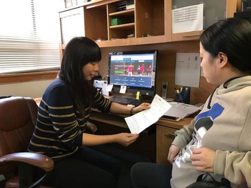 中国侨网“奥巴马健保”替代案出炉,许多白卡持有者很担心两、三年后,又变回“无保族”。图为美亚健康协会协助华人申请健保情形。(美国《世界日报》)