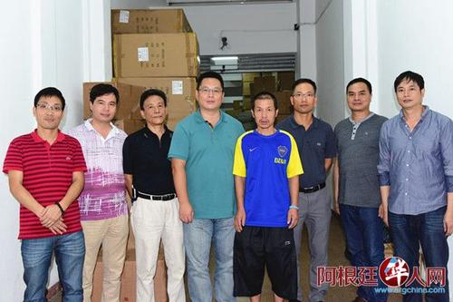 中国侨网使馆领导和侨团侨领与李山峰(右四)的合影(阿根廷华人网)