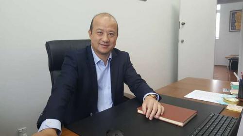 中国侨网张乙坤会长在接受记者采访。
