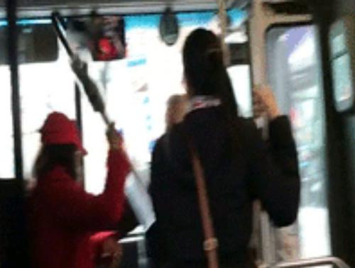 中国侨网红帽西语裔女子在载满华人的公交车上公然侮辱华人，甚至提伞棒打华裔老翁。（美国《世界日报》）