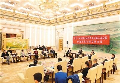 中国侨网三月十日,十二届全国人大五次会议台湾代表团全体会议向媒体开放。 新华社记者 陈建力摄