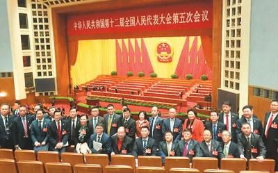 中国侨网部分海外列席代表在人民大会堂合影留念。（由捷克华人青年联合总会会长宗伟勇提供）