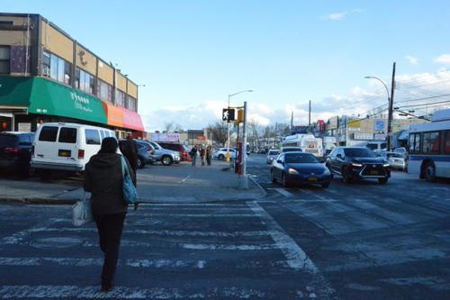 中国侨网Holly大道和凯辛纳大道(Kissena Blvd)事故频发,不但商家众多,车辆频繁,附近还有两所学校及老人活动中心和公寓。(美国《世界日报》/朱泽人 摄)