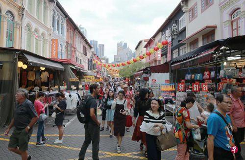 中国侨网牛车水街市翻新将分七个阶段进行,每次只关闭部分街道,减低对商家和游客的影响。翻新工程预料明年底完工。(新加坡《联合早报》/唐家鸿摄)